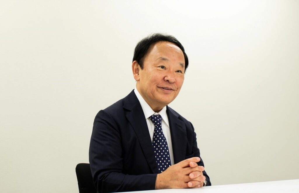 インタビューに答える奥山惠一①