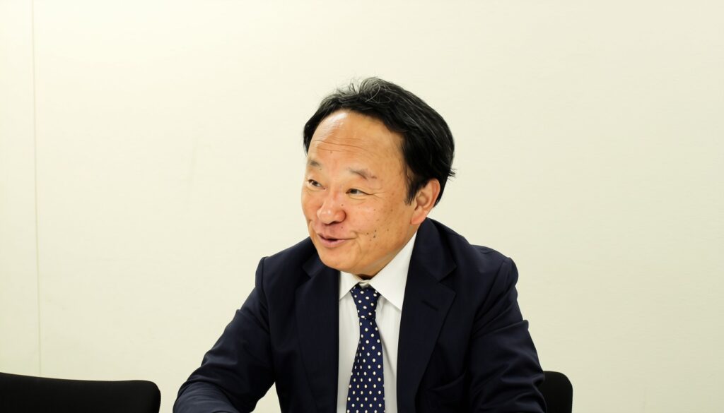 インタビューに答える奥山惠一②